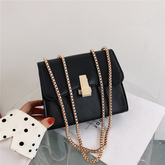 Vintage style pochette shoulder bag